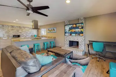 Image de Contemporary Beach House w/Hot Tub & 3 King Beds