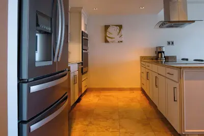 Image de Luxurious 2br Beachfront Condo: Embrace Coastal Living's Charm at The Cliff Sxm!