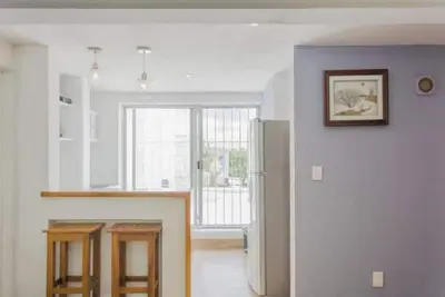 Image de Downtown area, abetter location minutes from the hotel area