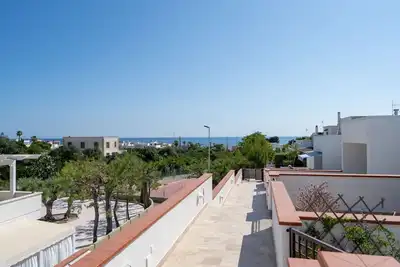 The Blue House a stone's throw from the sea! Parking space