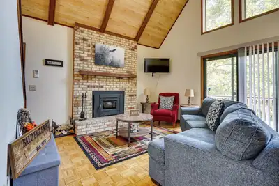 Image de Cabin w/ Deck ~ 3 Mi to Apple Valley Lake!