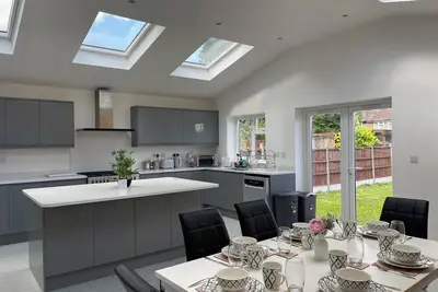 Image de Luxurious Detached Holiday House Free Parking Airport Town Centre Railwaystation