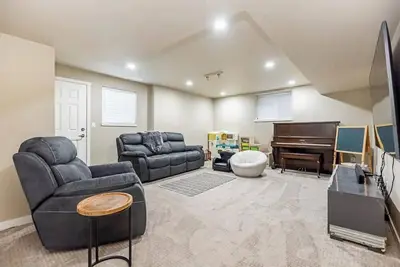 Image de Cozy ground level House basement in quiet neighborhood close to all amenities