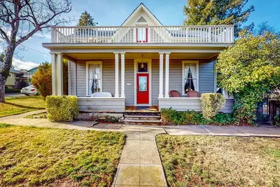 Image de Corner Lot Home, Carriage House & Enchanting Yard
