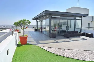 Image de Prime Location: Pool, Rooftop, Parking, Speed WiFi