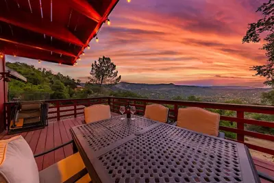 Image de House in the Clouds with Hot tub, Pool Table, and panoramic view