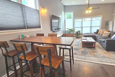 Image de Close to everything downtown.