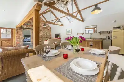 Image de Bromholm Barn is set within a rural location, surrounding by beautiful open countryside
