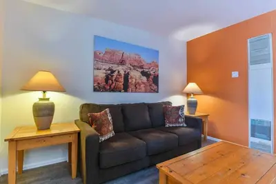 Image de Charming 2 Bedroom Near Downtown - Rose Tree 1