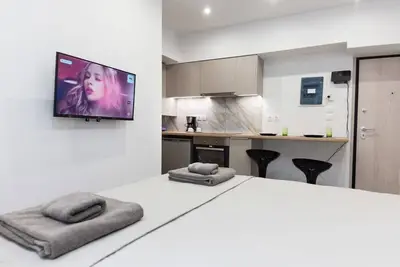 Image de Brand-New Urban Getaway Steps from Megaro Mousikis