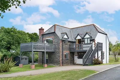 Image de The Hawthorns is a delightful and roomy cottage located in the tranquil stables of Roserrow, just a