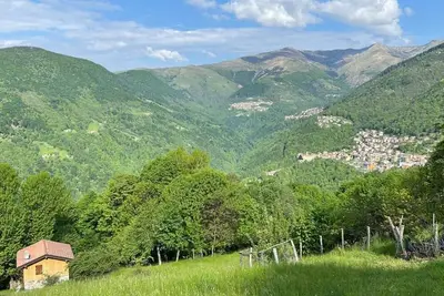 Image de Chalet surrounded by greenery