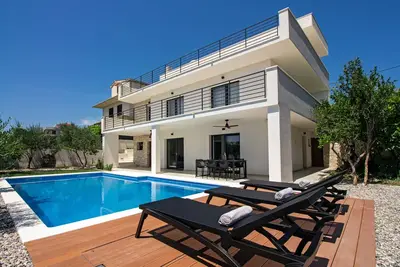 Image de Luxury Family House Gyra with swimming pool, gym, indoor Bbq and Gaming room!