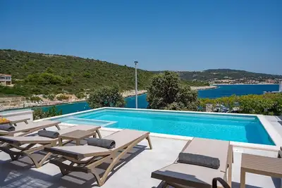 Image de Stylish and luxurious beachfront villa with 4 bedrooms, 4 bathrooms, private pool 34sqm pool, Whirlpool, high-end furnished seaview property