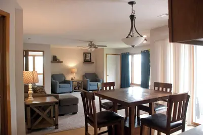 Image de Sunny condo in Urbandale. Quiet neighborhood, plenty of space and relaxing deck!