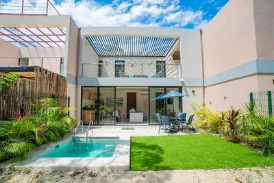 Image de Inviting condo with plunge pool, patio, fitness area, & kitchenette