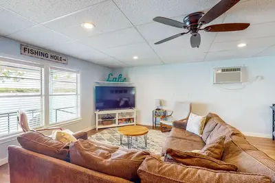 Image de Lakeside dog-friendly retreat with covered patio