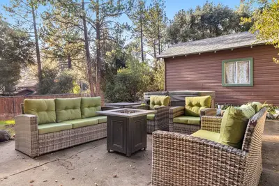 Image de Beautifully updated home with private hot tub near trails & State Park