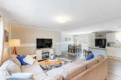 Image de Bright & Modern Home - Large yard and Firepit