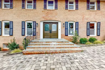 Image de Sprawling Estate with Private Tennis Court & Outdoor Kitchen, Wood Fireplaces