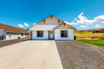 Image de Golf course getaway on 5th hole, across from Potholes State Park - dog-friendly