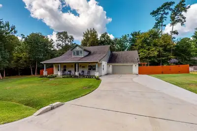 Image de Cape Royale estate by Lake Livingston with pool, marina, & private hot tub