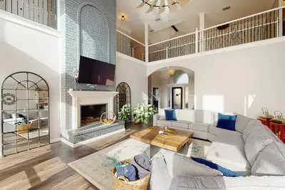 Image de Luxe, lakefront home with amazing private pool with fountain & home office