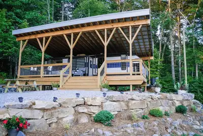 Image de 5 minutes to Dupont State Park! Glamping with large covered deck & sunset views