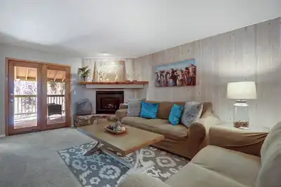 Image de Modern condo, Looking up to Mount Royal, Main Street Location 107