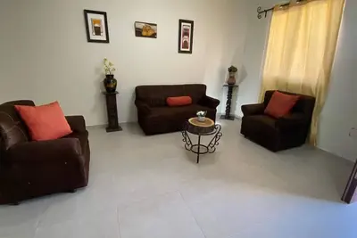 Image de Casa de tres dormitorios, centrica, a 25 de la ciudad y lugares importantes.
