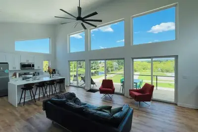 Image de SkyHouse - Brand New Build near Crystal Lake