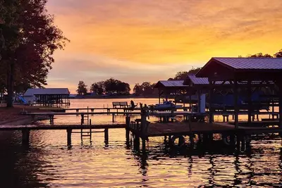 Image de Heron's Rest is a lakefront house with cabin feel, truly a diamond in the rough!