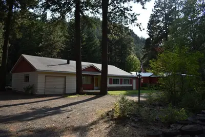 Image de Tranquil, Nostalgic Riverfront Property on 1/2 acre on White Pass