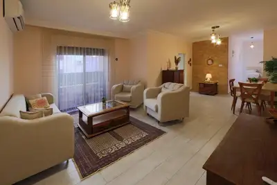 Image de Lovely, Cozy, Newly Furnished & Equipped 2 Br Apt.