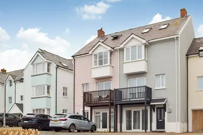 Image de Choose Ty Celyn for its great location just a short walk from the beach.