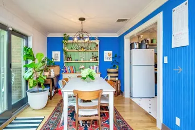 Image de Cozy, Coastal, Colorful, Cottage. Great for beach lovers and families.