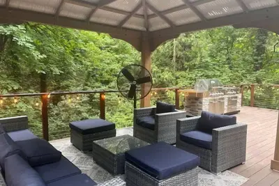 Serene Oasis:Swim Spa, Sauna, fireplace, private, 10 min to Downtown, Pet-Friendly!