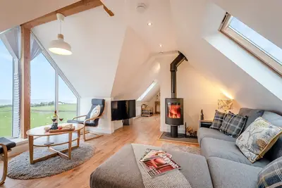 Image de A luxury barn conversion set in an elevated position with breath-taking sea views.