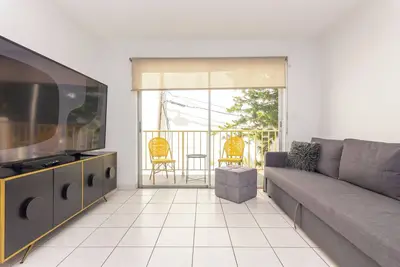 Image de Chic Miami 2 bedrooms apartment - heart of Edgewater - Free parking & balcony