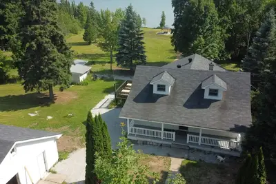 Image de Large farmhouse style cottage located on three acres of waterfront property.