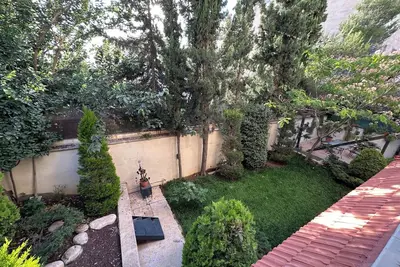 Image de Centrally Located Bright 2 Br Apartment with Breathtaking Tropical Tree Garden!