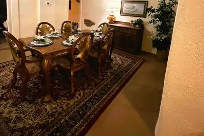 Image de The Moriah- An exquisitely decorated home with an 1800's look located in town.