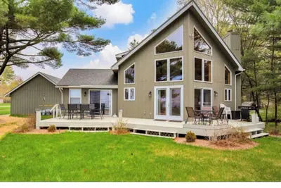 Image de Lake front cottage less than 20 min from golf simulator/pool/bar/grill