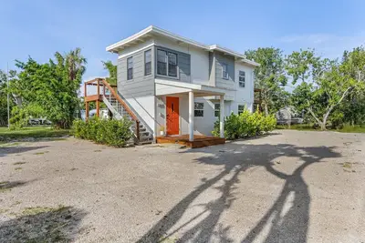 Image de Lookout Cottage in Bokeelia! 2/2 Cottage with Boat Trailer Parking!