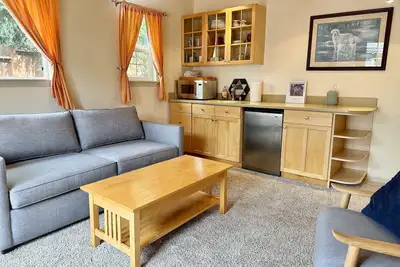 Image de Spacious guest house, fireplace, king bed