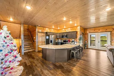 Image de Dollywood Luxury Smoky Mtn Pool Cabin, Amazing view, Hot tub, Arcade, Pets ok
