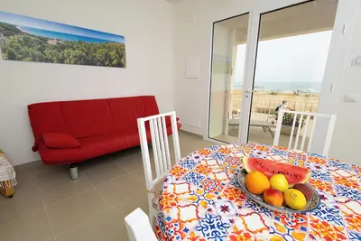 Image de Apartment with large veranda facing the sea 5 meters from the beach in Sicily