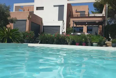 Image de Villa d'architecte avec piscine, à 2 mn en voiture de la plage