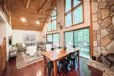 Image de Cozy Forest Cabin with Hot Tub!