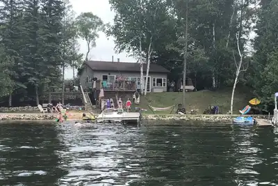 Image de Little Long Lake lakefront cottage with its own beach and private drive.